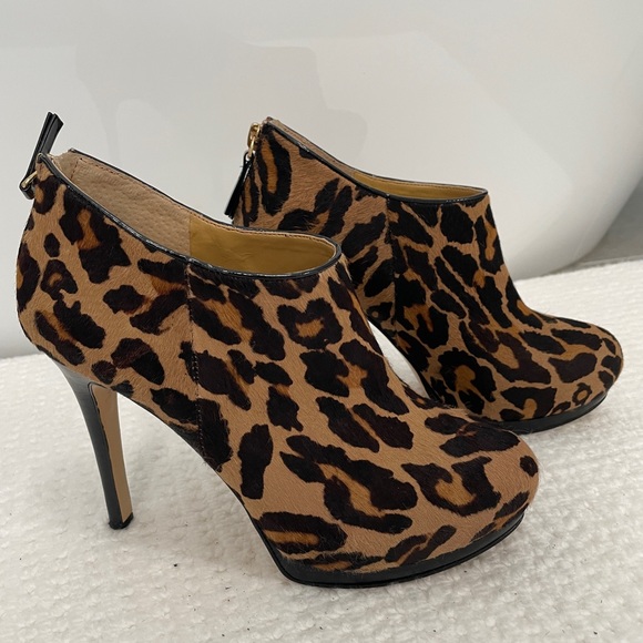 Nine West Leopard print booties, size6.5 - Picture 2 of 8